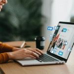 Pessoa interagindo em redes sociais em um laptop durante o home office.