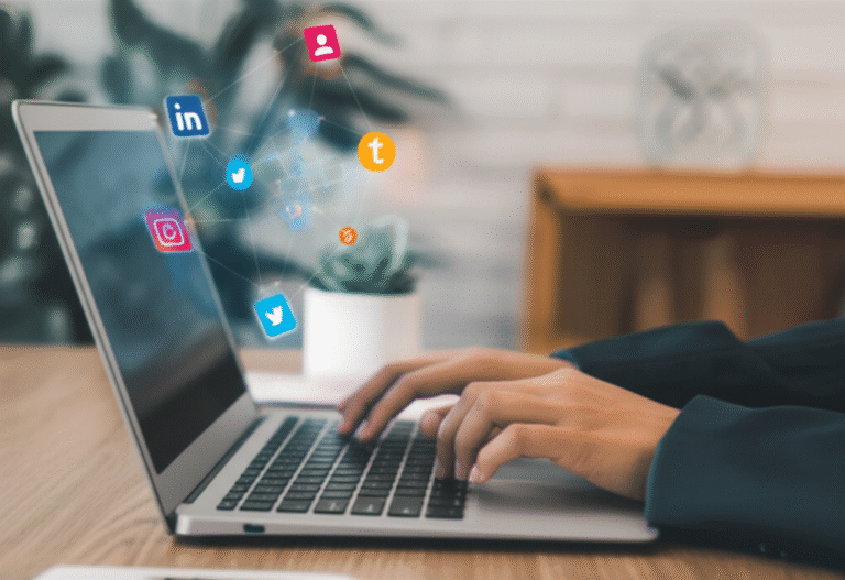 Construindo Marca Pessoal Online Pessoa construindo sua marca pessoal online em um laptop